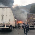 Policía de Arteaga apoya en accidente de tractocamiones en Los Chorros