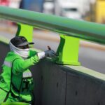 Incrementa Javier Díaz seguridad vial: pinta barandales en El Sarape